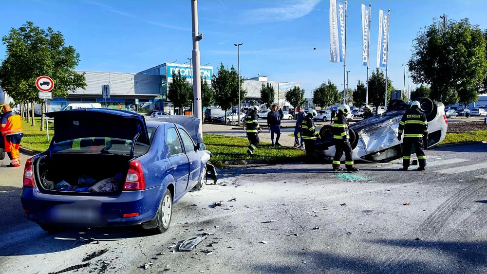 V Českém Vrbném se srazila dvě osobní auta. Jedno začalo po střetu hořet