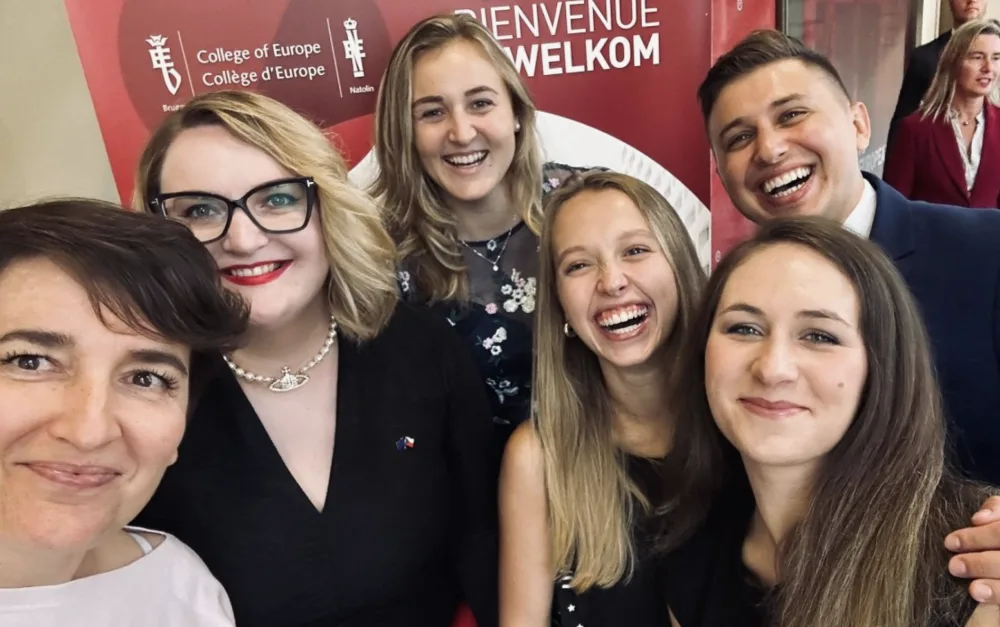 Pětice českých studentů College of Europe spolu s bruselskou zpravodajkou HN Kateřinou Šafaříkovou. Autor: Kateřina Šafaříková