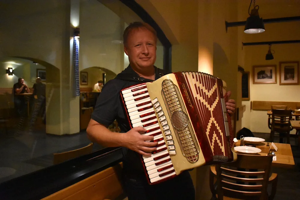Ve slavné pivnici hraje na harmoniku. Lidé se rádi přidají, vypráví hudebník