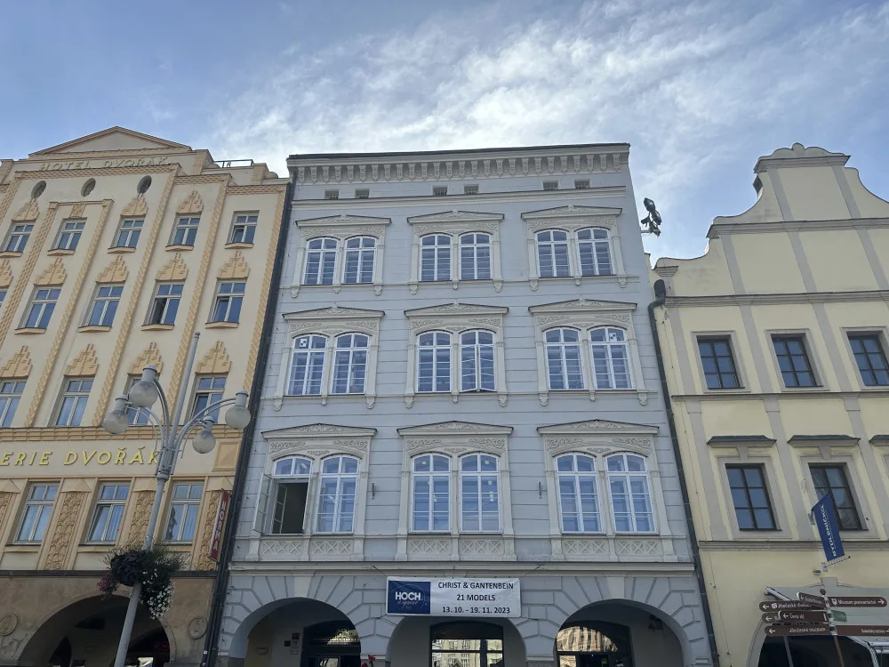Dům umění na náměstí hostí významnou výstavu. Jeho rekonstrukci město odložilo
