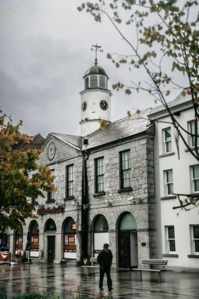 Městečko je ukázkou tradičního irského venkova. Žije svým tempem a výroba whiskey promlouvá do místního dění