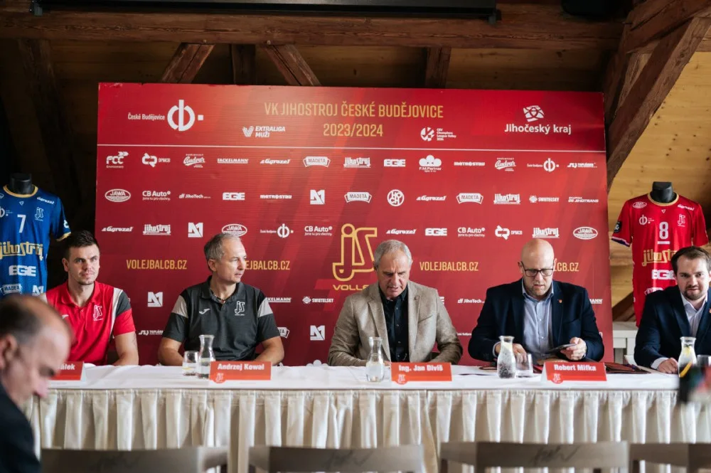 Jihostroj vstupuje do nové sezony. Poprvé se zahraničním trenérem