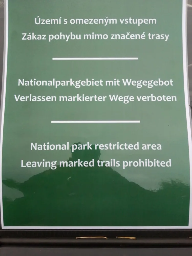 Turisté chodili i kam neměli. V centrální části NP Šumava platí nově omezení vstupu do jádrového území tetřeví populace