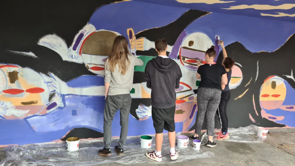 Dopravní podnik nechal konečné zastávky vylepšit graffiti