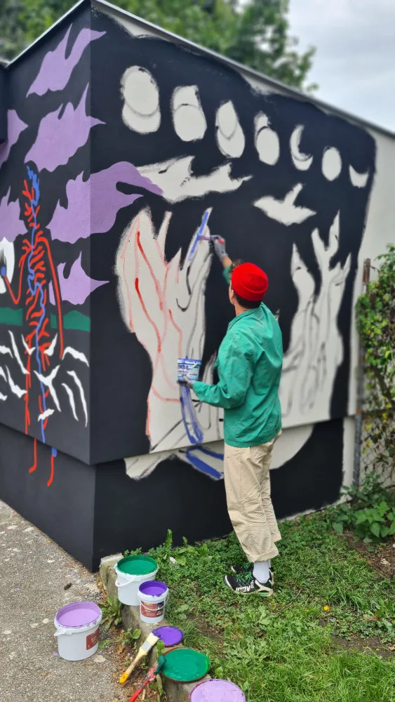 Dopravní podnik nechal konečné zastávky vylepšit graffiti