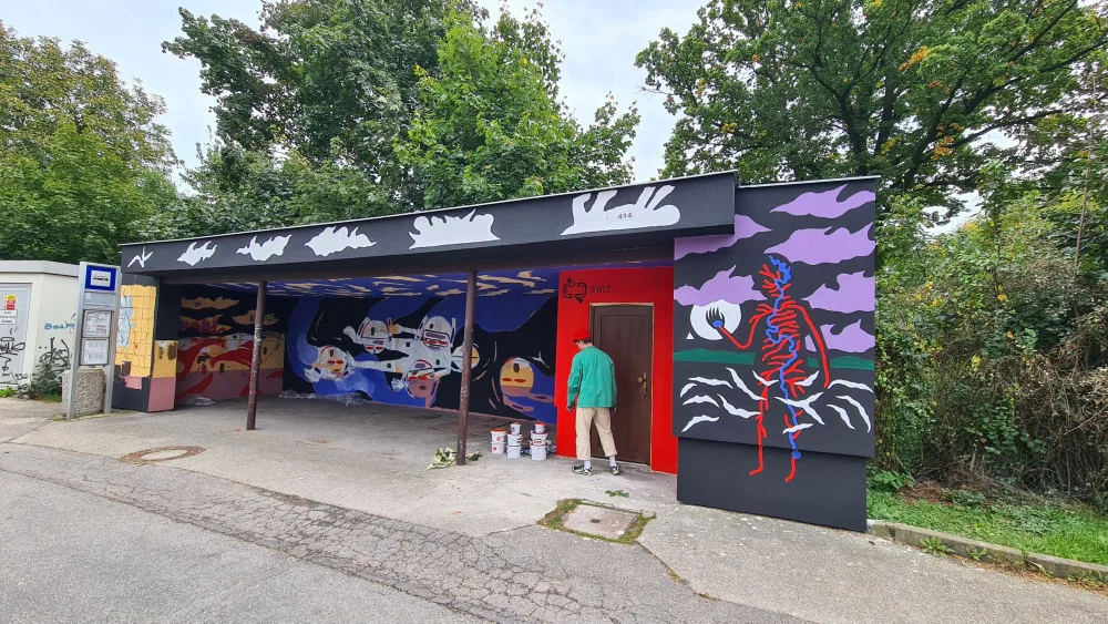Dopravní podnik nechal konečné zastávky vylepšit graffiti