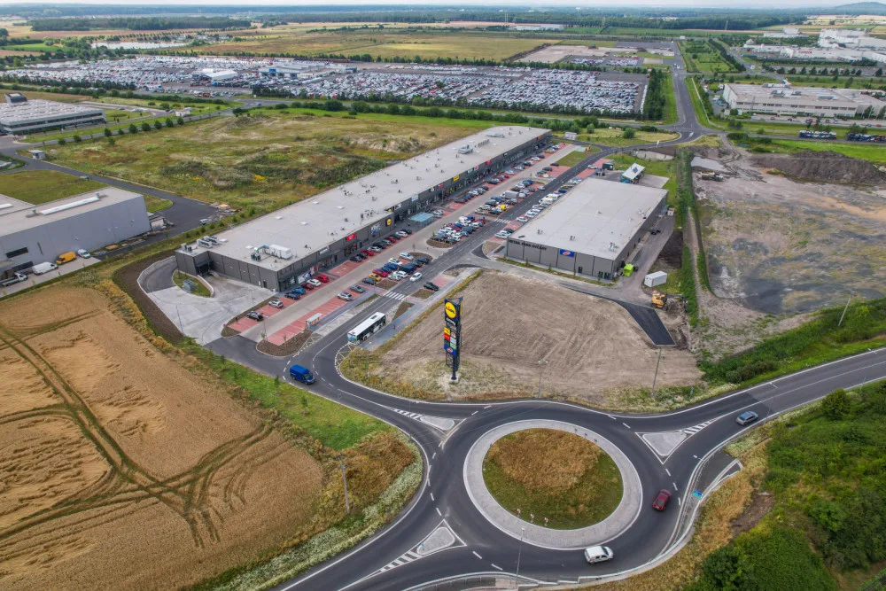 Retail parky nabízejí pohodlnější a rychlejší nakupování. Jeden vyroste u Lišova, v Třeboni, či ve Vimperku. Na fotce je retail park v Kolíně.