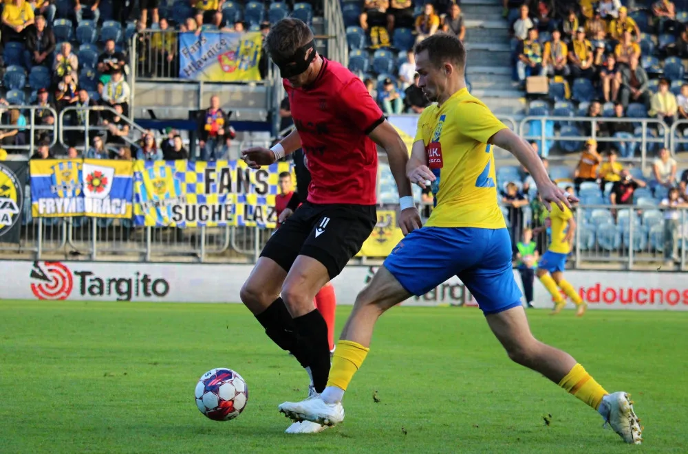 Jakub Matoušek (v červeném) se trefil v závěru utkání.