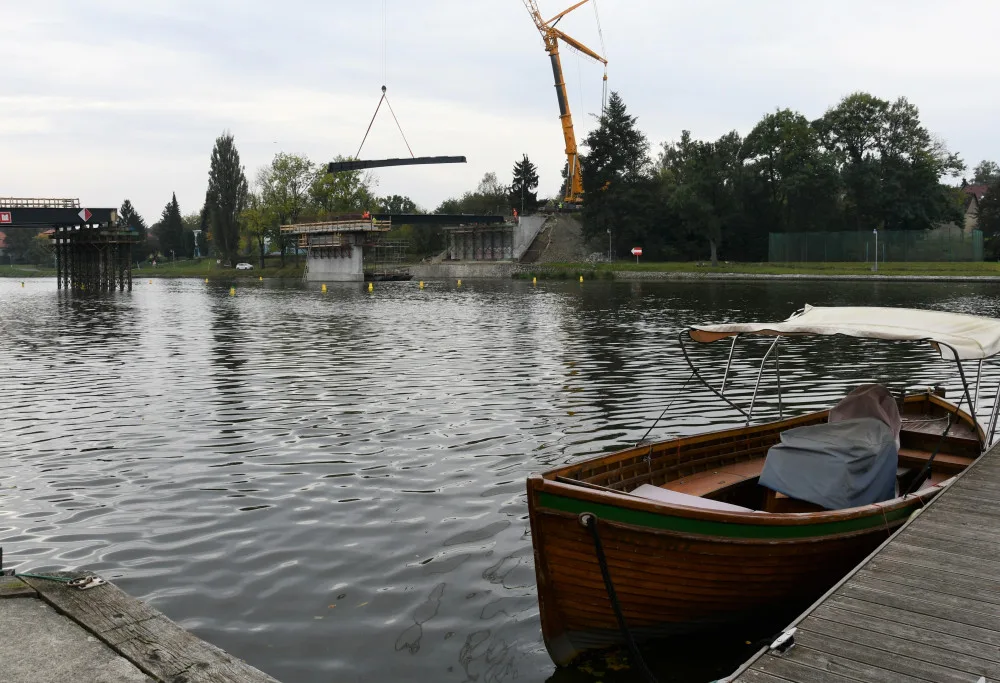FOTO: Výstavba mostu v Týně nad Vltavou pokračuje