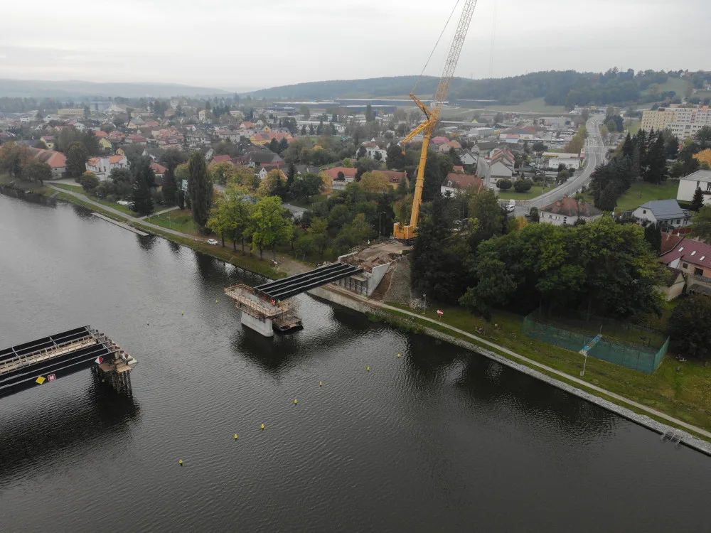 FOTO: Výstavba mostu v Týně nad Vltavou pokračuje