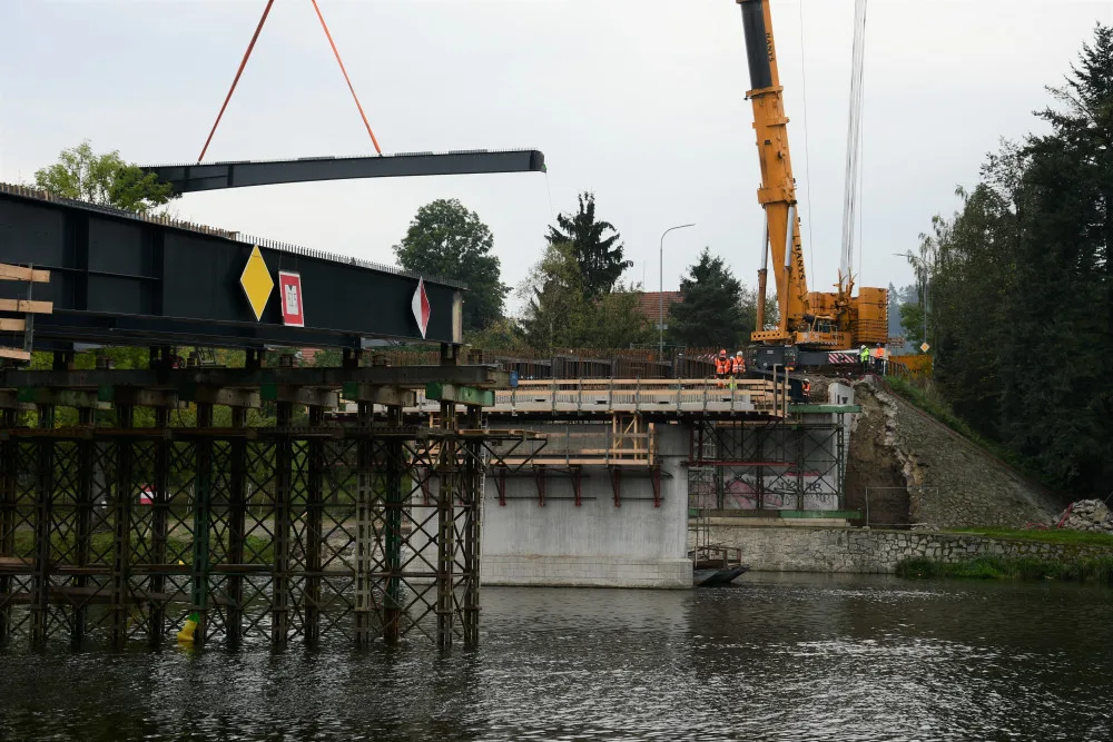 FOTO: Výstavba mostu v Týně nad Vltavou pokračuje