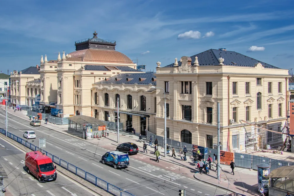 Pod nádražím v Českých Budějovicích postavili sarkofág. Konec rekonstrukce se blíží