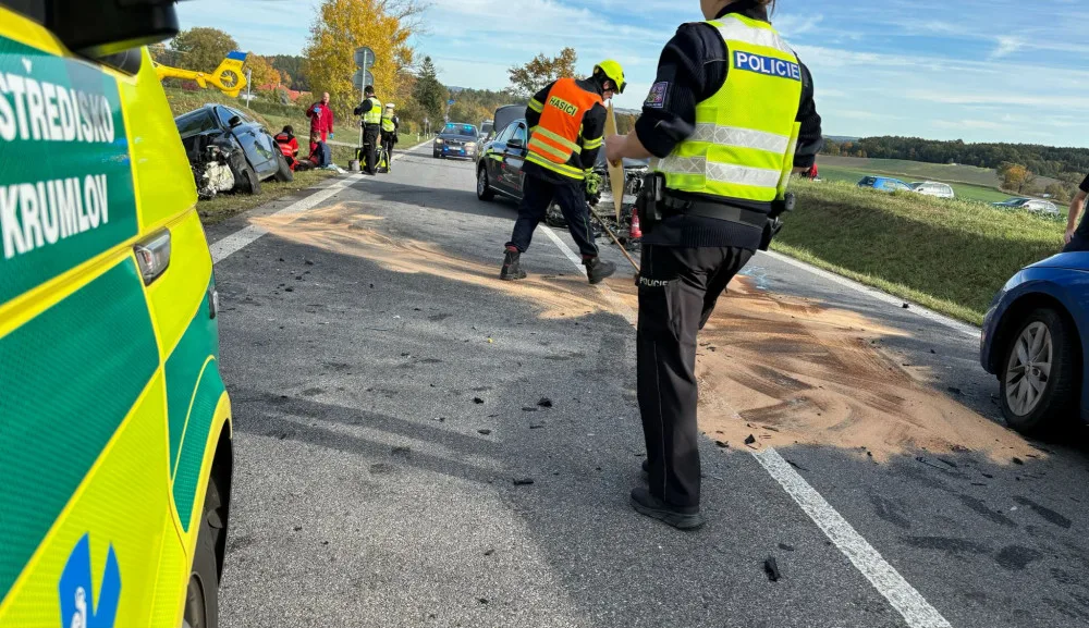 Další nehoda uzavřela v neděli dopoledne hlavní tah do Krumlova. U Kosova se čelně srazila dvě auta