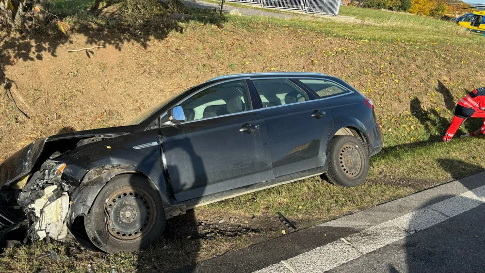 Další nehoda uzavřela v neděli dopoledne hlavní tah do Krumlova. U Kosova se čelně srazila dvě auta