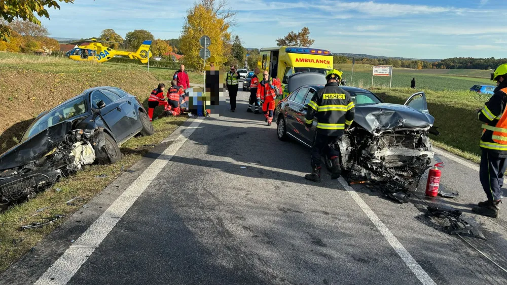 Další nehoda uzavřela v neděli dopoledne hlavní tah do Krumlova. U Kosova se čelně srazila dvě auta