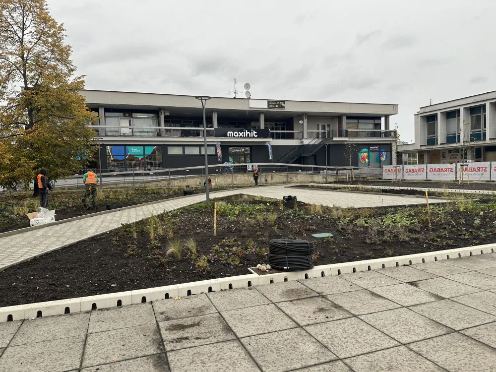 Revitalizace náměstí u KD Vltava spěje ke konci. Závlahu zeleně bude řídit automat