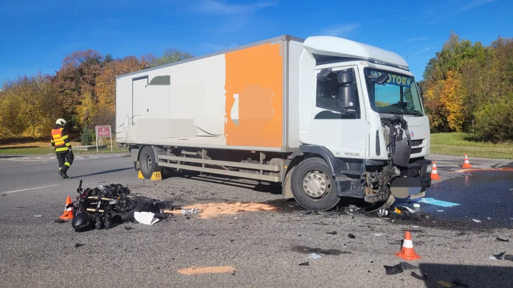 U věží temelínské elektrárny havaroval motorkář. Střetl se s kamionem