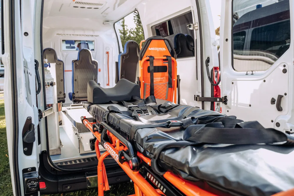 Českobudějovická nemocnice dostala od partnerů dva nové sanitní vozy