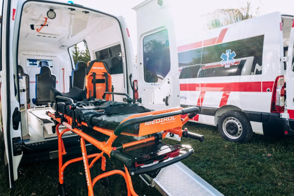 Českobudějovická nemocnice dostala od partnerů dva nové sanitní vozy