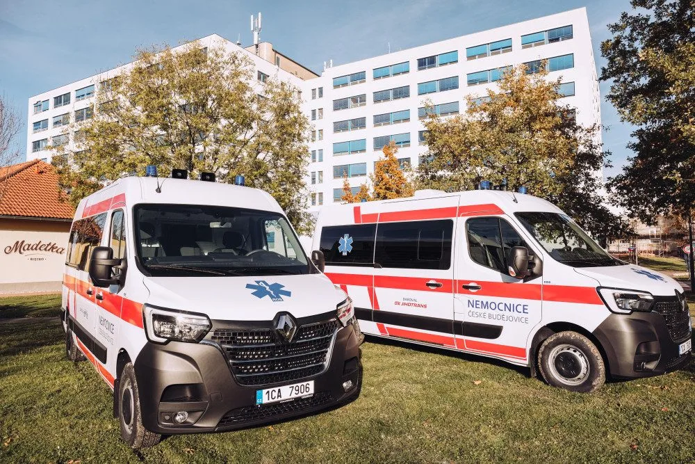 Českobudějovická nemocnice dostala od partnerů dva nové sanitní vozy