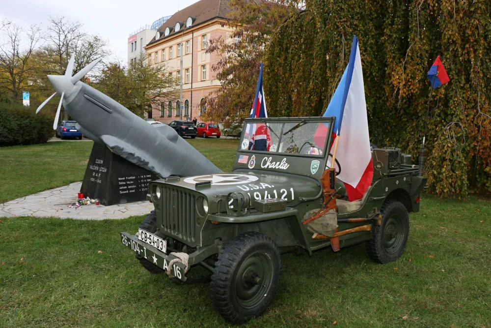 Pietní akt v Českých Budějovicích u památníku letců RAF