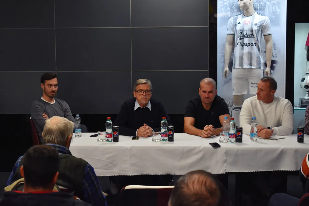 Zleva: Sportovní manažer Jan Podroužek, předseda představenstva Vladimír Koubek, trenéři Marek Nikl a Tomáš Zápotočný.