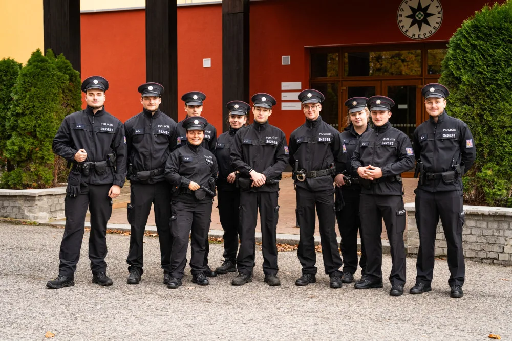 Ze života policejních nováčků, kde už během prvních dnů o akci není nouze