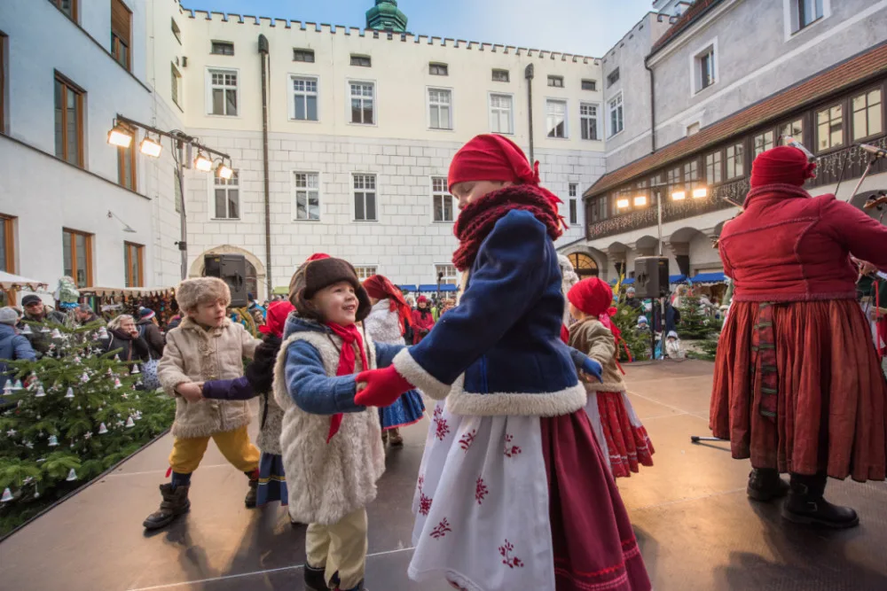 Začíná budějovický advent. Nasvícená zoo láká tisíce návštěvníků, vánoční atmosféru navodí i na výstavišti