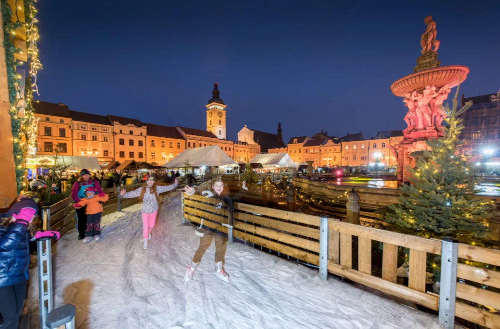 Začíná budějovický advent. Nasvícená zoo láká tisíce návštěvníků, vánoční atmosféru navodí i na výstavišti