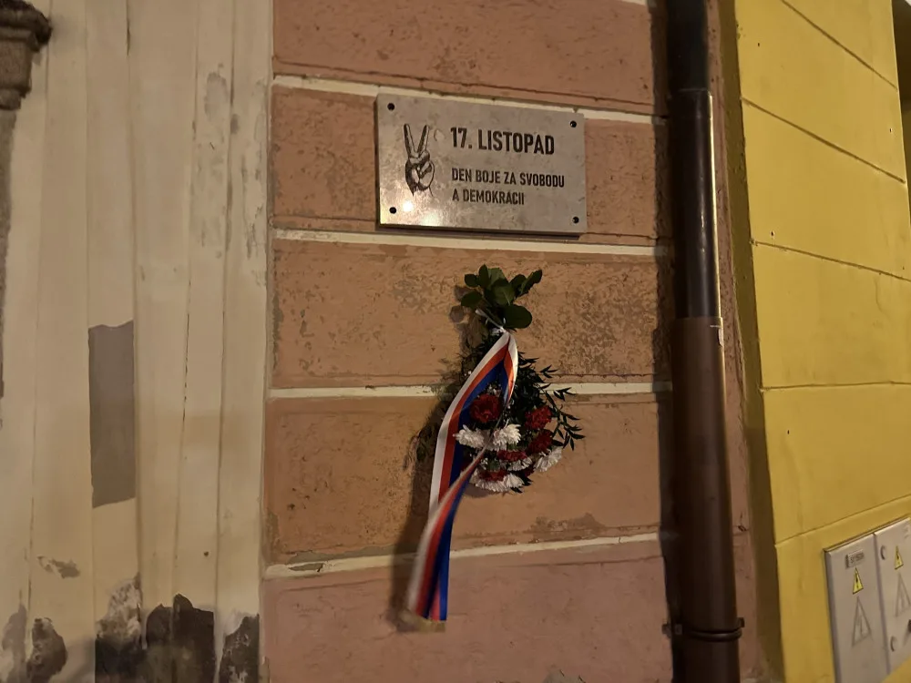 V Jindřichově Hradci byl odhalen památník událostem 17. listopadu, přišly desítky lidí