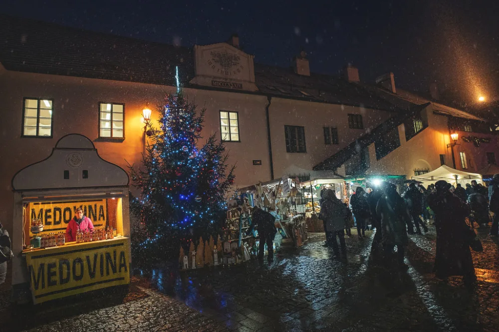 Adventní trhy pod Rumpálem krátí čekání na Vánoce