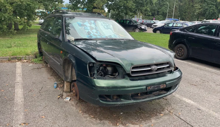 Město bude znovu prodávat autovraky. Vystaví je v areálu dopravního podniku