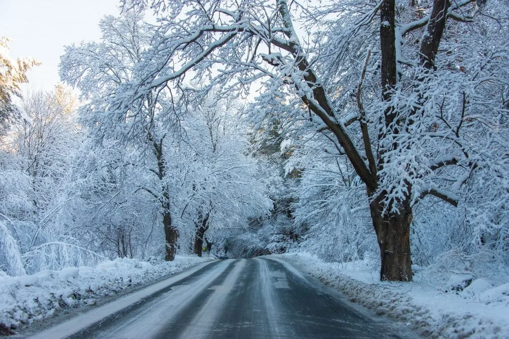 Meteorologové zpřísnili výstrahu před sněhem. Řidiči by měli být opatrní