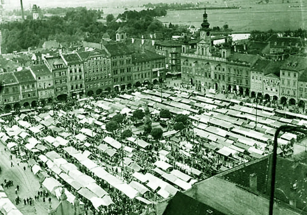 DRBNA HISTORIČKA: Na budějckém náměstí byly v době trhů stovky stánků