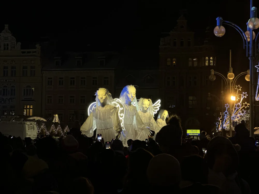 Z nasvícené Černé věže se snesl anděl. Na zemi ho doprovodilo pět obřích loutek