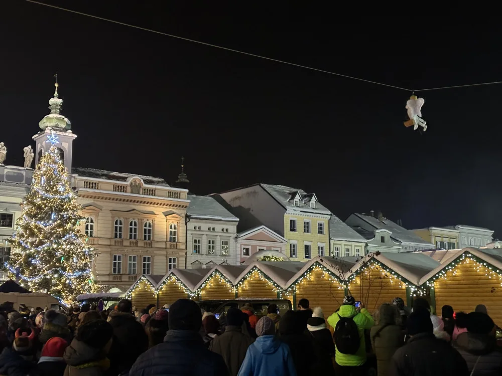 Z nasvícené Černé věže se snesl anděl. Na zemi ho doprovodilo pět obřích loutek