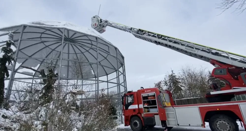 VIDEO: Hasiči odstraňují sníh z voliéry zoologické zahrady