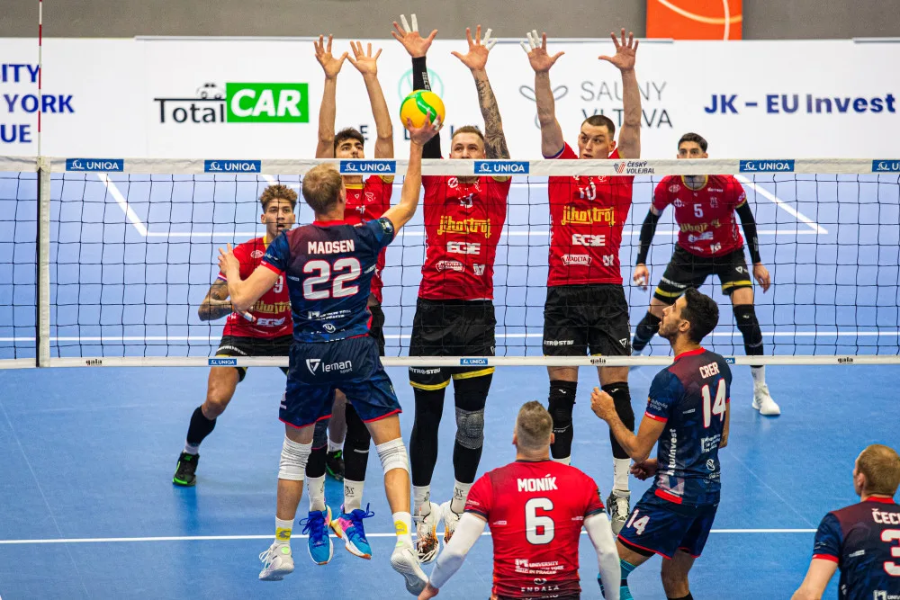 První reprízu finále extraligy vyhráli domácí Lvi