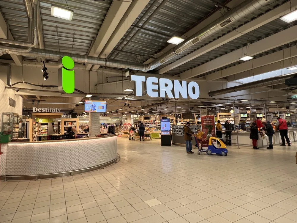 Zákazníky vítá supermarket Terno v novém kabátě.