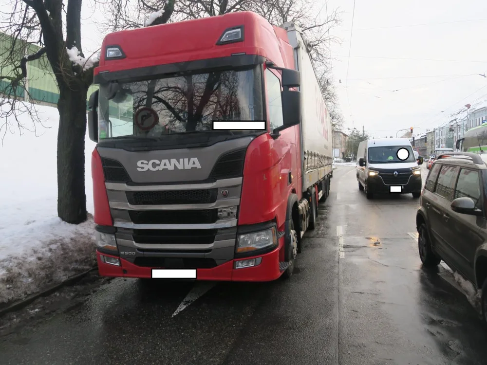 Řidič s kamionem vjel pod viadukt a vůz poškodil. Měl navíc ojeté gumy a porušil dobu jízdy