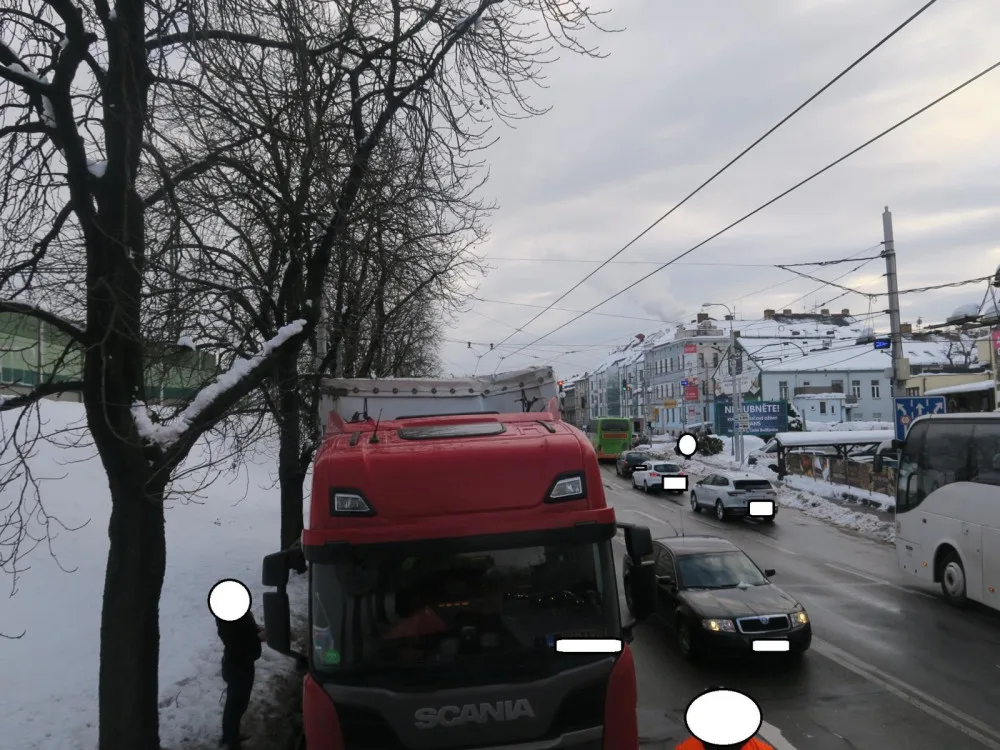 Řidič s kamionem vjel pod viadukt a vůz poškodil. Měl navíc ojeté gumy a porušil dobu jízdy