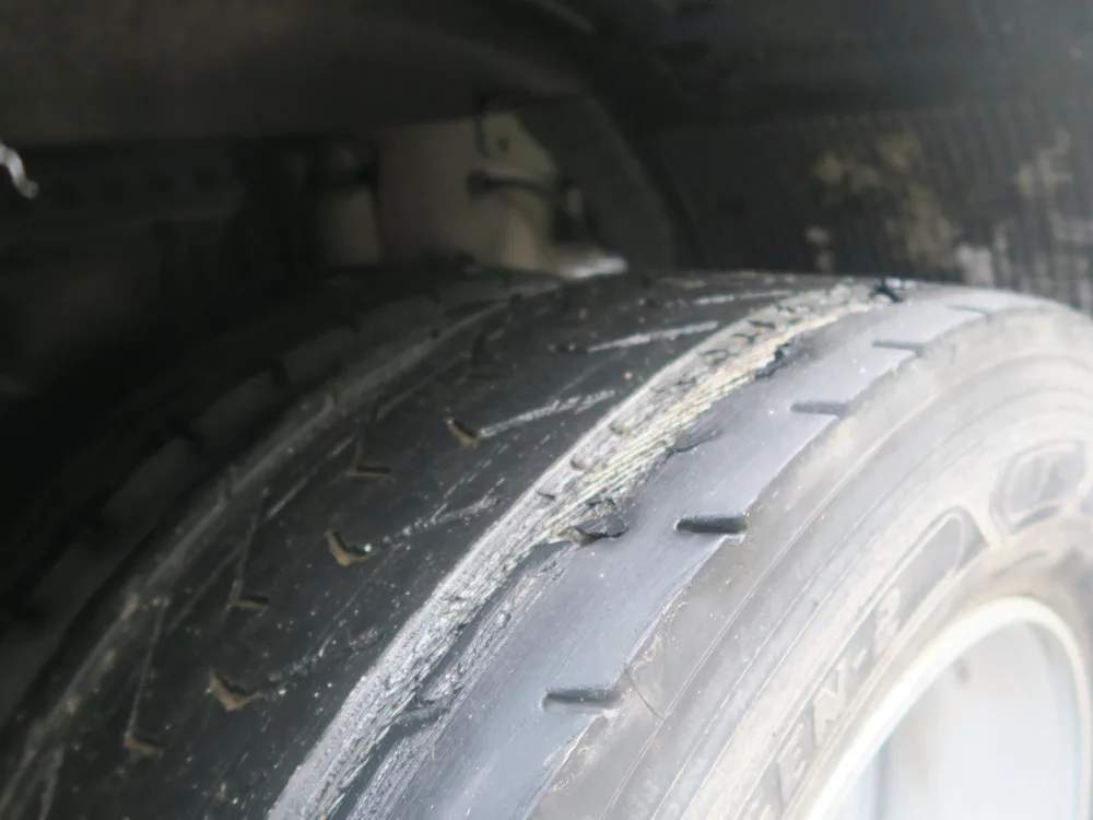 Řidič s kamionem vjel pod viadukt a vůz poškodil. Měl navíc ojeté gumy a porušil dobu jízdy
