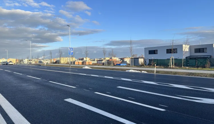 Město otevřelo propojku Máje a ulice Na Sádkách. Na protažení k I/3 se pracuje