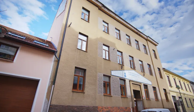 Škola, která začala fungovat ještě v době Československa, nabízí kvalitní vzdělání v maturitních a učebních oborech a dlouhodobě se prezentuje jako vhodná alternativa pro široké spektrum žáků.