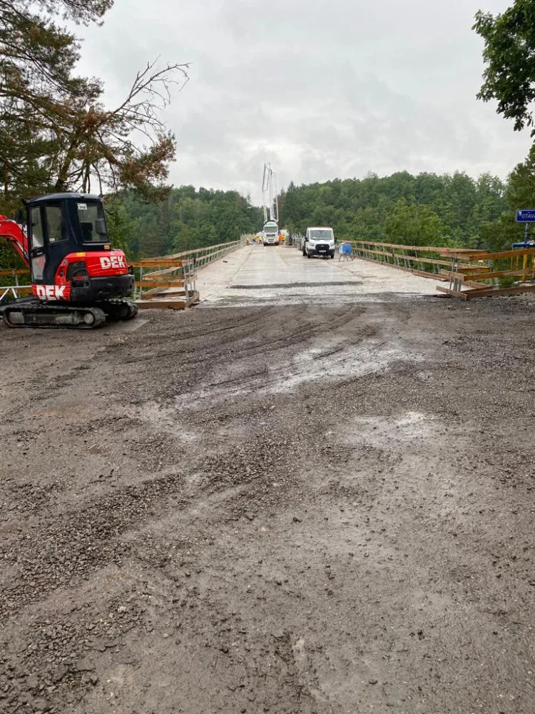 Most přes Otavu u Zvíkovského Podhradí slouží řidičům