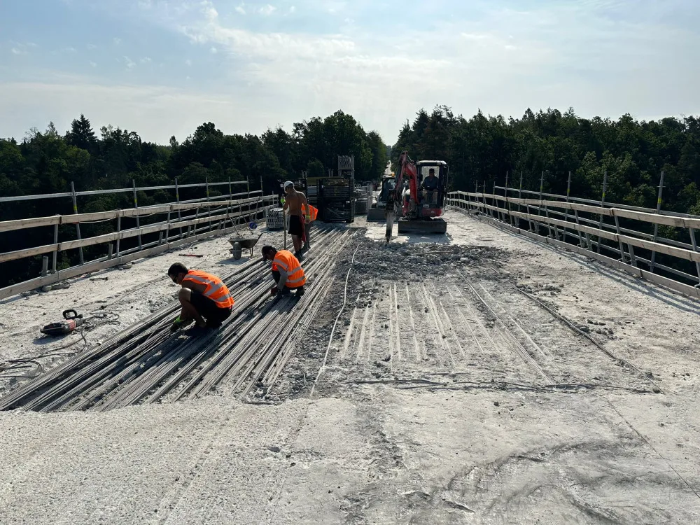 Most přes Otavu u Zvíkovského Podhradí slouží řidičům