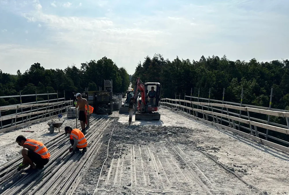 Most přes Otavu u Zvíkovského Podhradí slouží řidičům