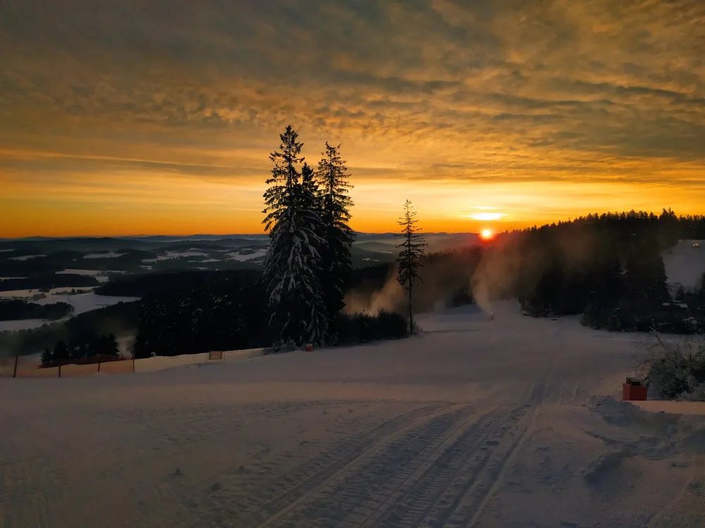 Skiareál Lipno láká na sníh a vánoční program.