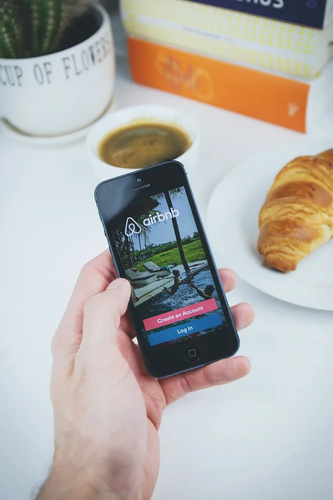 KOMENTÁŘ: Zastaví směrnice přivýdělky na digitálních platformách?