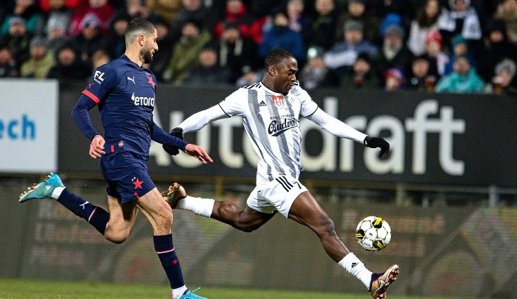 Odejde Adediran z Dynama? Zájem o něj projevily Pardubice